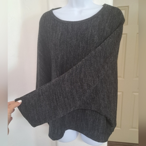 Crew Neck Top with Relaxed Fit and Soft Knit Texture Bat Sleeve Size Large - Picture 2 of 7